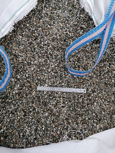 Kamenclub.ru: Галька речная окат (серая) фр.3-5 мм купить  в Костроме галька речная серая бежевый темно-серый окатанный речной камень округлый 9500 руб/т   фото КАМЕНЬ КЛУБ