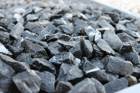 Kamenclub.ru: Щебень крошка черный (мрамор) фр. 20-40 мм.  купить в Костроме мрамор черный с белыми прожилками мраморная каменная крошка 11000 руб/т   фото КАМЕНЬ КЛУБ