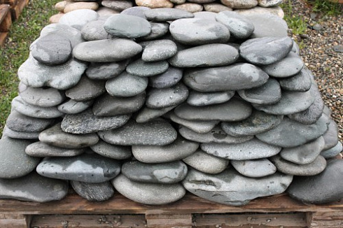 Kamenclub.ru: Галька речная плоская (темно-серая) фр. 100-200-300 мм. купить  в Костроме галька речная плоская темно-серый, серый, синий речной галечник плоский 9000 руб/т   фото КАМЕНЬ КЛУБ