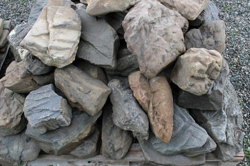 Kamenclub.ru: Песчаник декоративный ландшафтный (фр. 300-500 мм)  купить в Костроме песчаник желтый рыжий серый зеленый валун речной окатанный природный песчаника 4 500 руб/т   фото КАМЕНЬ КЛУБ