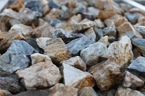 Kamenclub.ru: Мраморная крошка (щебень крошка медовый) фр. 20-40 мм.  купить в Костроме мрамор бежевый рыжий желтый ландшафтная мраморная крошка 12000 руб/т   фото КАМЕНЬ КЛУБ