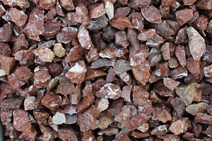 Kamenclub.ru: Мраморная крошка (щебень крошка розовый) фр. 40-70 мм.  купить в Костроме мрамр розовый, красный мраморный декоративный 11000 руб/т   фото КАМЕНЬ КЛУБ
