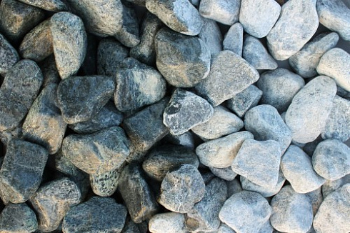 Kamenclub.ru: Щебень галтованный зеленый (змеевик) фр. 50-100 мм.  купить в Костроме галтовка мраморная зеленый, салатовый мрамор 12 500 руб/т   фото КАМЕНЬ КЛУБ