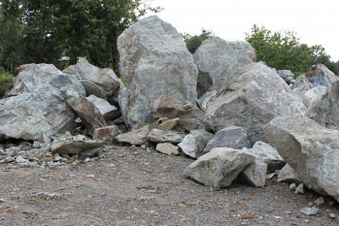 Kamenclub.ru: Змеевик скальник фр. 500-1500 мм.  купить в Костроме змеевик зеленый серый черный глыба скальная колотая 7500 руб/т   фото КАМЕНЬ КЛУБ