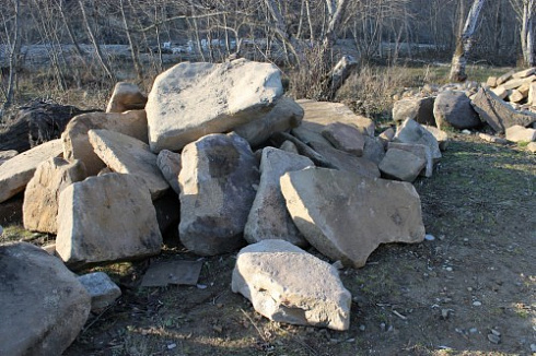 Kamenclub.ru: Песчаник плиты - плахи - пошаговые дорожки (фр. 70-150 мм)  купить в Костроме песчаник серый бежевый желтый зеленый колотый песчаник строительный 6500 руб/т   фото КАМЕНЬ КЛУБ