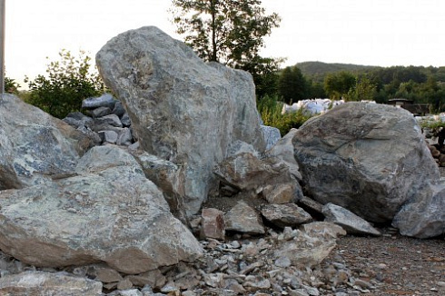 Kamenclub.ru: Змеевик скальник фр. 500-1500 мм.  купить в Костроме змеевик зеленый серый черный глыба скальная колотая 7500 руб/т   фото КАМЕНЬ КЛУБ