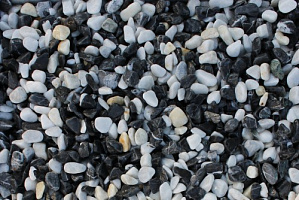 Kamenclub.ru: Мраморная крошка (щебень галтованный микс:белый-черный) фр.10-20 мм.  купить в Костроме мрамор белый, черный окатанные округлые декоративные ландшафтные камни щебня 15500 руб/т   фото КАМЕНЬ КЛУБ