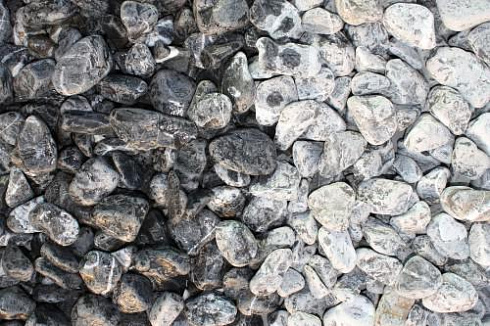 Kamenclub.ru: Щебень галтованный черный (мрамор) фр.20-40 мм.  купить в Костроме мрамор черный с белыми прожилками мрамор окатанный округлый 15000 руб/т   фото КАМЕНЬ КЛУБ