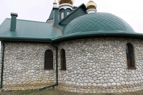 Kamenclub.ru: Галька речная плоская (бело-серая) фр. 100-200-300 мм. купить  в Костроме галька речная плоская серый, белый, бело-серый, серо-белый речная галька плоская  9000 руб/т   фото КАМЕНЬ КЛУБ