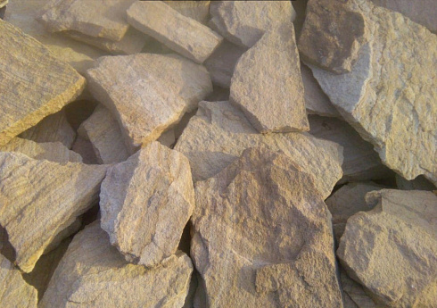 Kamenclub.ru: Песчаник пластушка "фонтанка" желтая (3,0 - 5,0 см)  купить в Костроме песчаник желтая, рыжий, желтый песчаник колотый рваный со сколом облицовочный 16200 руб/м3   фото КАМЕНЬ КЛУБ