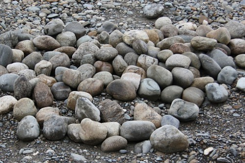 Kamenclub.ru: Речной валун (Ассорти) фр.100-300 мм.  купить в Костроме галечник серый, темно-серый, светло-серый речная галька крупных размеров 4200 руб/т   фото КАМЕНЬ КЛУБ