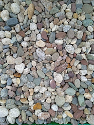 Kamenclub.ru: Галька горная речная окат (цветная) фр. 20-40 мм. купить  в Костроме галька речная серый синий бежевый белый окатанная речная галька ландшафтная 6800 руб/т   фото КАМЕНЬ КЛУБ