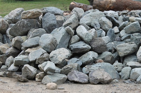 Kamenclub.ru: Гранит скальник (серо-зеленый) фр. 100-500 мм.  купить в Костроме гранит зеленый, серый, салатовый крупный ландшафтный валун 6 000 руб/т   фото КАМЕНЬ КЛУБ