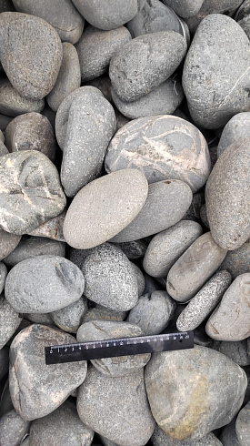 Kamenclub.ru: Галька речная окат (темно-серая) фр. 70-150 мм. купить  в Костроме галька речная темно-серая, синяя, серая речная галька округлая  8000 руб/т   фото КАМЕНЬ КЛУБ