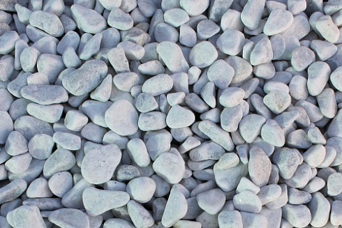 Kamenclub.ru: Щебень галтованный белый (мрамор) фр.5-10 мм.  купить в Костроме мрамор белый, айвори, молочный каменная мраморная декоративная ландшафтная крошка 17000 руб/т   фото КАМЕНЬ КЛУБ