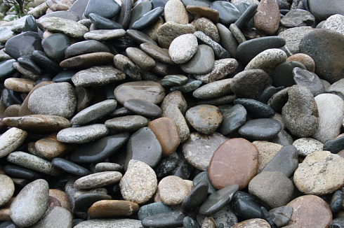 Kamenclub.ru: Галька речная плоская (ассорти) фр. 100-200-300 мм. купить  в Костроме галька плоская разноцветная серый белый темно-серый синий речная галька ландшафтная 8000 руб/т   фото КАМЕНЬ КЛУБ
