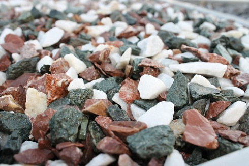 Kamenclub.ru: Мраморная крошка (щебень крошка микс: белый-зеленый-розовый) фр. 10-20 мм.  купить в Костроме мрамор белый, зеленый, розовый декоративный ландшафтный колотый щебень 12000 руб/т   фото КАМЕНЬ КЛУБ