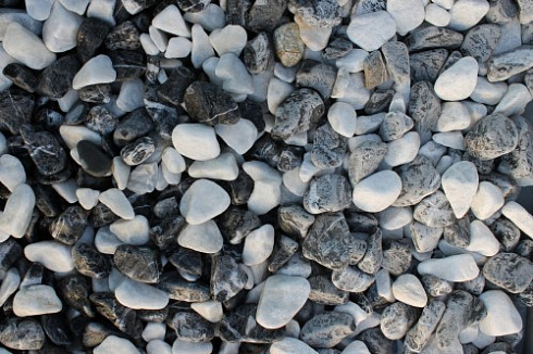 Kamenclub.ru: Мраморная крошка (щебень галтованный микс:: белый-черный) фр.20-40 мм  купить в Костроме мрамор белый, черный мраморный галтованный щебень 15500 руб/т   фото КАМЕНЬ КЛУБ