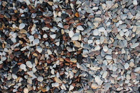 Kamenclub.ru: Мраморная крошка (щебень галтованный микс:белый-черный-розовый-медовый) фр.10-20 мм.  купить в Костроме мрамор белый, медовый, черный, розовый мраморный декоративный ландшафтный окатанный округлый галтованный щебень 15500 руб/т   фото КАМЕНЬ КЛУБ