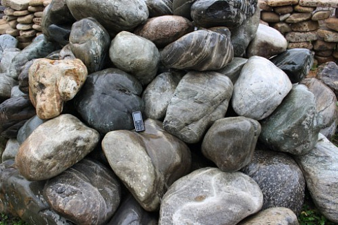 Kamenclub.ru: Речной валун Кабанчик фр.300-500 мм.  купить в Костроме крупный природный камень галька серый, темно-серый речной валун галечник масштабный 7000 руб/т   фото КАМЕНЬ КЛУБ