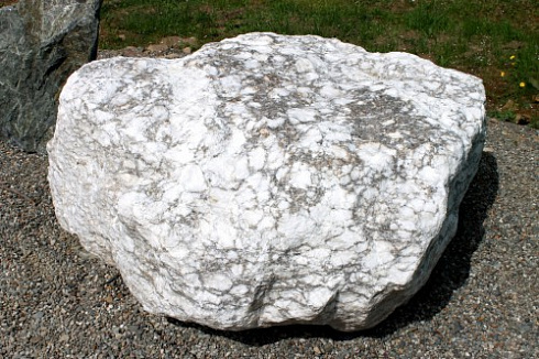 Kamenclub.ru: Мраморизированный известняк фр.500-1500 мм.  купить в Костроме    10000 руб/т   фото КАМЕНЬ КЛУБ