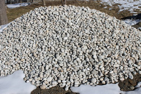 Kamenclub.ru: Галька речная окат (серо-белая) фр. 70-120 мм купить  в Костроме галька галечник бело-серая, серо-белая, серая, белая речная природная галька  8000 руб/т   фото КАМЕНЬ КЛУБ