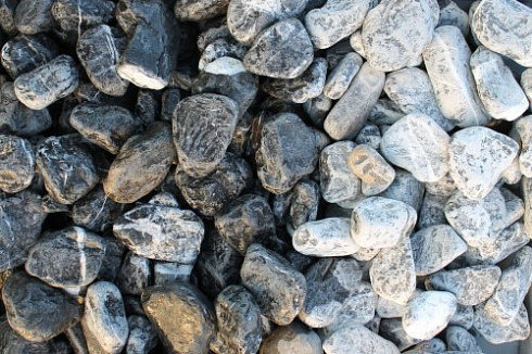 Kamenclub.ru: Щебень галтованный черный (мрамор) фр. 50-100 мм.  купить в Костроме мрамор черный с белыми прожилками щебень ландшафтный мраморный 15000 руб/т   фото КАМЕНЬ КЛУБ