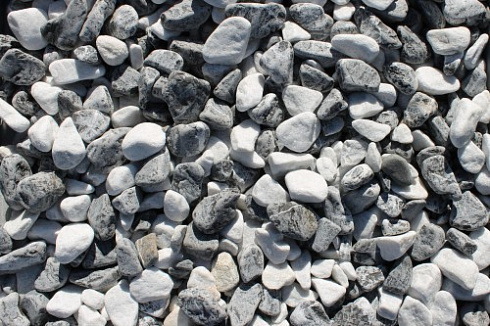 Kamenclub.ru: Мраморная крошка (щебень галтованный микс:: белый-черный) фр.20-40 мм  купить в Костроме мрамор белый, черный мраморный галтованный щебень 15500 руб/т   фото КАМЕНЬ КЛУБ