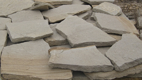 Kamenclub.ru: Песчаник пластушка светло-серый (2,0 см)  купить в Костроме плитняк- ластушка светло-серый, серый рваный ландшафтный плитняк колотый 13800 руб/м3   фото КАМЕНЬ КЛУБ