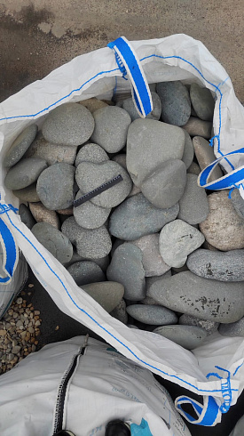 Kamenclub.ru: Галька речная плоская (темно-серая) фр. 70-150 мм. купить  в Костроме галечник природный темно-серый серый синий речная плоская природная окатанная  9000 руб/т   фото КАМЕНЬ КЛУБ