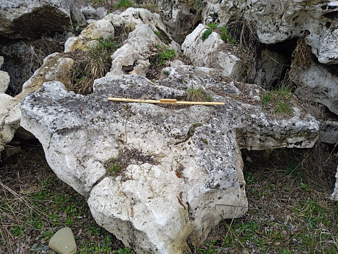 Kamenclub.ru: Выветренный известняк (степной) фр. 500-1500 мм.  купить в Костроме    10000 руб/т   фото КАМЕНЬ КЛУБ