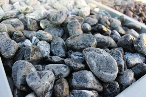 Kamenclub.ru: Щебень галтованный черный (мрамор) фр.20-40 мм.  купить в Костроме мрамор черный с белыми прожилками мрамор окатанный округлый 15000 руб/т   фото КАМЕНЬ КЛУБ