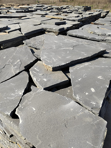 Kamenclub.ru: Песчаник пластушка светло-серый (2,0 см)  купить в Костроме плитняк- ластушка светло-серый, серый рваный ландшафтный плитняк колотый 13800 руб/м3   фото КАМЕНЬ КЛУБ