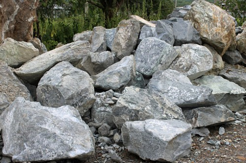 Kamenclub.ru: Змеевик скальник фр. 500-1500 мм.  купить в Костроме змеевик зеленый серый черный глыба скальная колотая 7500 руб/т   фото КАМЕНЬ КЛУБ