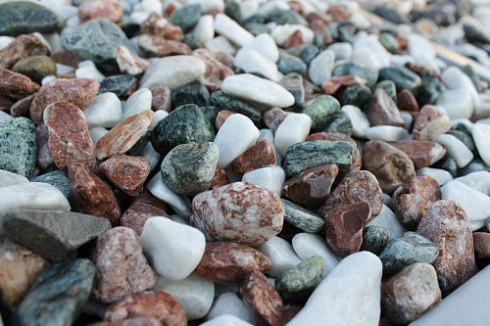 Kamenclub.ru: Мраморная крошка (щебень галтованный микс:белый-зеленый-розовый) фр.20-40 мм.  купить в Костроме мрамор белый, зеленый, розовый мрамор декоративный (галтовка) 15500 руб/т   фото КАМЕНЬ КЛУБ