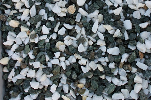 Kamenclub.ru: Мраморная крошка (щебень крошка микс: белый-зеленый) фр. 10-20 мм.  купить в Костроме мрамор белый, зеленый каменная ландшафтная декоративная крошка щебня 9500 руб/т   фото КАМЕНЬ КЛУБ
