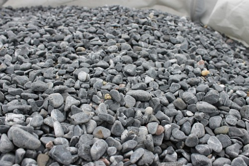 Kamenclub.ru: Щебень галтованный черный (мрамор) фр.10-20 мм.  купить в Костроме мрамор черный с белыми прожилками, черный, белый окатанный округлый ландшафтный декоративный щебень 15000 руб/т   фото КАМЕНЬ КЛУБ