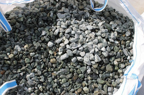 Kamenclub.ru: Щебень крошка зеленый (змеевик) фр. 20-40 мм.  купить в Костроме мрамор зеленый, салатовый ландшафтная мраморная крошка 8500 руб/т   фото КАМЕНЬ КЛУБ