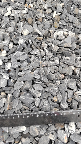 Kamenclub.ru: Щебень галтованный черный (мрамор) фр.10-20 мм.  купить в Костроме мрамор черный с белыми прожилками, черный, белый окатанный округлый ландшафтный декоративный щебень 15000 руб/т   фото КАМЕНЬ КЛУБ