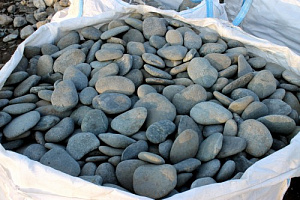 Kamenclub.ru: Галька речная плоская (темно-серая) фр. 100-200-300 мм. купить в Костроме галька речная плоская темно-серый, серый, синий речной галечник плоский 9000 руб/т   фото КАМЕНЬ КЛУБ