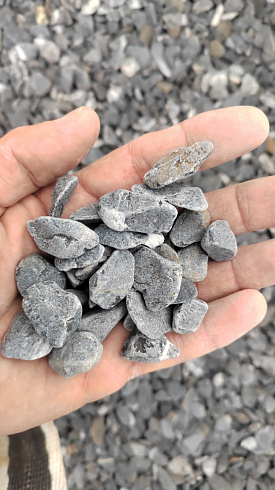 Kamenclub.ru: Щебень галтованный черный (мрамор) фр.10-20 мм.  купить в Костроме мрамор черный с белыми прожилками, черный, белый окатанный округлый ландшафтный декоративный щебень 15000 руб/т   фото КАМЕНЬ КЛУБ