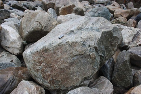 Kamenclub.ru: Гранит скальник (серо-зеленый) фр. 500-1500 мм.  купить в Костроме гранит мрамор  серый зеленый темно-серый глыба скальная колотая ландшафтная 7 500 руб/т   фото КАМЕНЬ КЛУБ