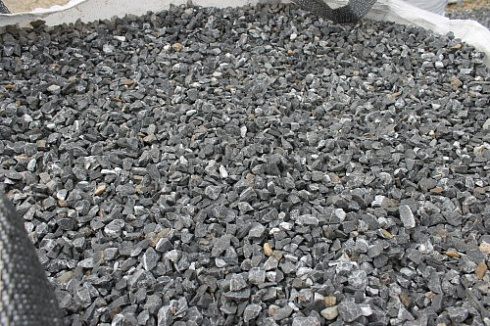 Kamenclub.ru: Щебень крошка черный (мрамор) фр. 10-20 мм.  купить в Костроме мрамор черный с белыми прожилками, черный, белый каменная ландшафтная декоративная крошка щебня 11000 руб/т   фото КАМЕНЬ КЛУБ