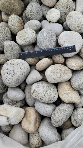 Kamenclub.ru: Галька речная окат (серо-белая) фр. 70-120 мм купить  в Костроме галька галечник бело-серая, серо-белая, серая, белая речная природная галька  8000 руб/т   фото КАМЕНЬ КЛУБ