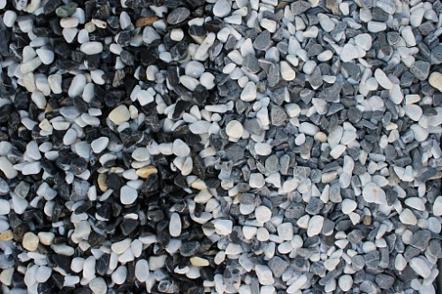 Kamenclub.ru: Мраморная крошка (щебень галтованный микс:белый-черный) фр.10-20 мм.  купить в Костроме мрамор белый, черный окатанные округлые декоративные ландшафтные камни щебня 15500 руб/т   фото КАМЕНЬ КЛУБ