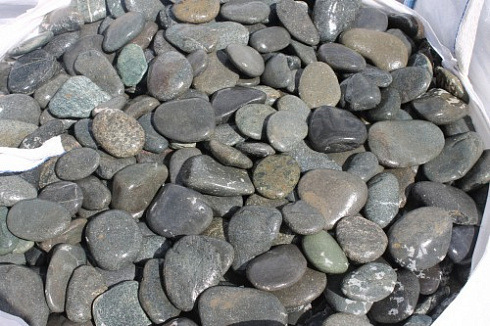 Kamenclub.ru: Галька речная плоская (темно-серая) фр. 100-200-300 мм. купить  в Костроме галька речная плоская темно-серый, серый, синий речной галечник плоский 9000 руб/т   фото КАМЕНЬ КЛУБ