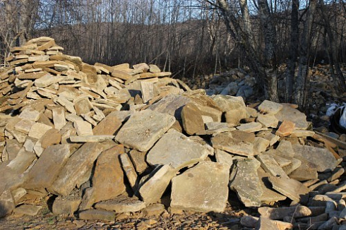 Kamenclub.ru: Песчаник плиты - плахи - пошаговые дорожки (фр. 70-150 мм)  купить в Костроме песчаник серый бежевый желтый зеленый колотый песчаник строительный 6500 руб/т   фото КАМЕНЬ КЛУБ