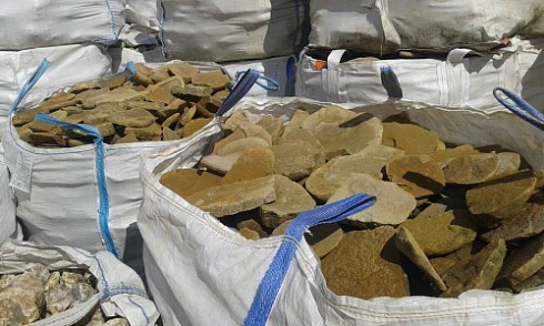 Kamenclub.ru: Песчаник колотый для облицовки (фр. 2-3 см)  купить в Костроме песчаник бежевый серый рыжий песчаник строительный 5000 руб/т   фото КАМЕНЬ КЛУБ