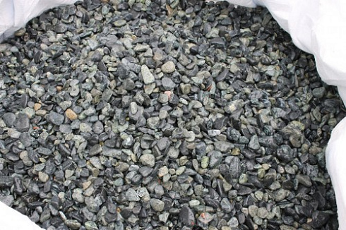 Kamenclub.ru: Щебень галтованный зеленый (змеевик) фр. 20-40 мм.  купить в Костроме мрамор зеленый, салатовый оголтованный щебень мраморный 12500 руб/т   фото КАМЕНЬ КЛУБ