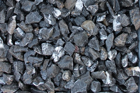 Kamenclub.ru: Щебень крошка черный (мрамор) фр. 3-5 мм.  купить в Костроме мрамор черный белый с прожилками щебень мраморный декоративный колотый 18000 руб/т   фото КАМЕНЬ КЛУБ